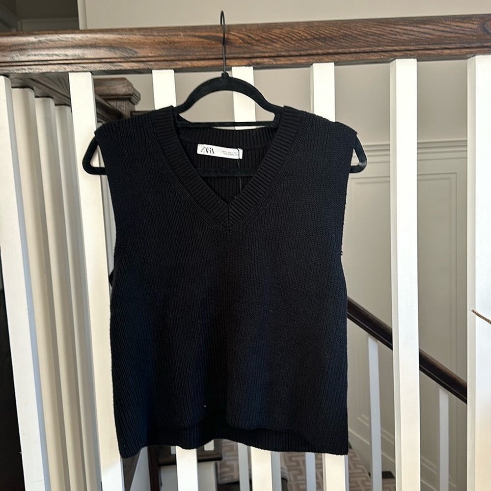 Zara knit vest in Black size Medium